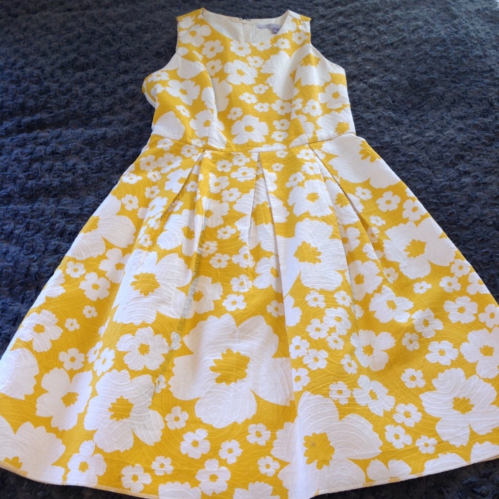 Luxe by Carmen Marc Valvo size 6.